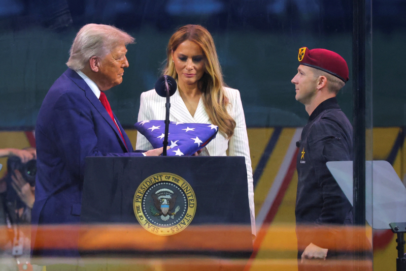 Эксперт по жестам оценила отношения Трампа и его жены по их поведению на параде
