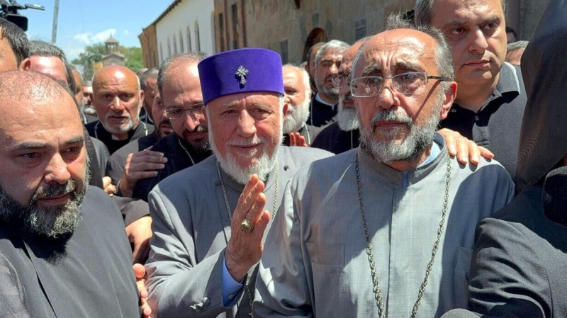 Католикос всех армян Гарегин II и архиепископ Микаэл Аджапахян