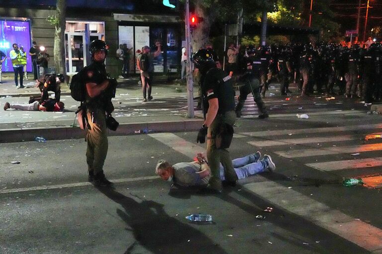 Задержание протестующих в Белграде