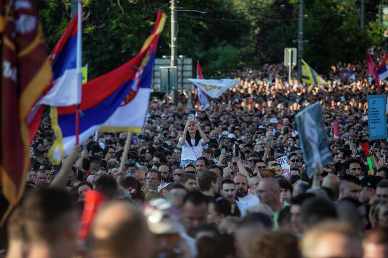 Протест студентов и сторонников оппозиции с требованием провести досрочные парламентские выборы в Сербии