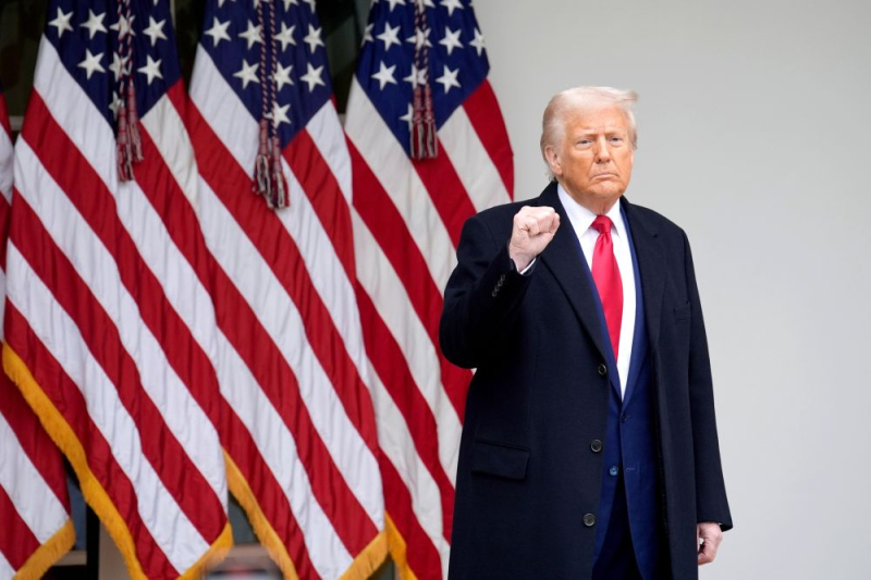 Трамп призвал окончательно "убить" радио "Голос Америки"