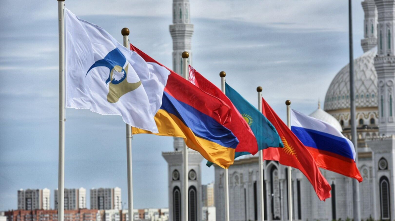 Флаги России, Киргизии, Казахстана, Белоруссии, Армении, а также с символикой Евразийского экономического союза (ЕАЭС) 