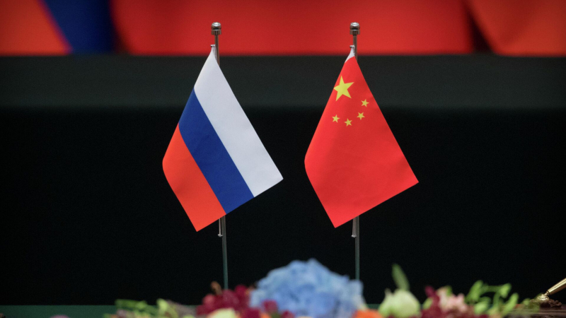 Флаги России и Китая
