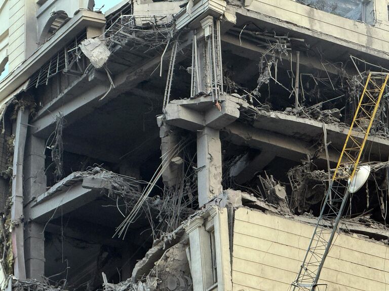 Вид на поврежденное здание в иранской столице Тегеране после израильской атаки