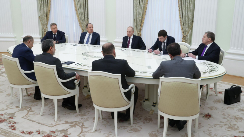 Президент РФ Владимир Путин и министр иностранных дел Ирана Аббас Аракчи во время встречи
