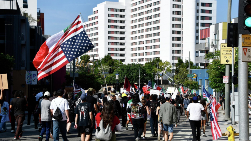 Протестующие против миграционной политики США