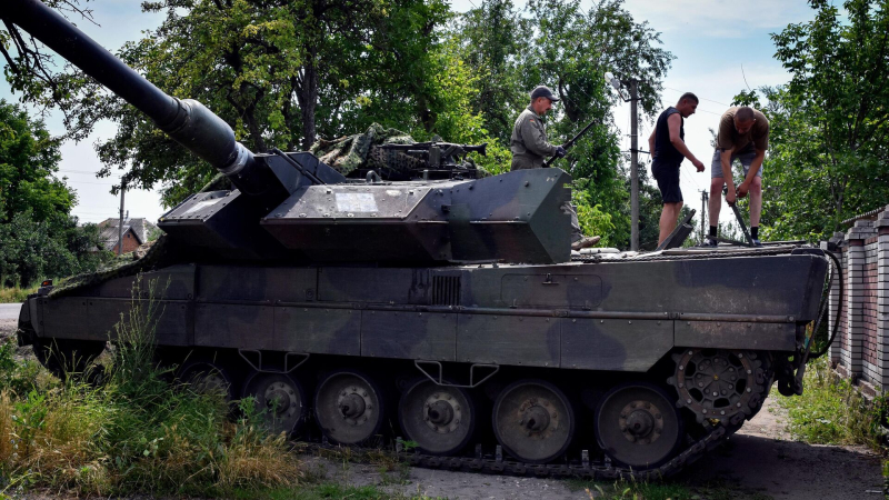Украинские военные ремонтируют немецкий танк Leopard 2