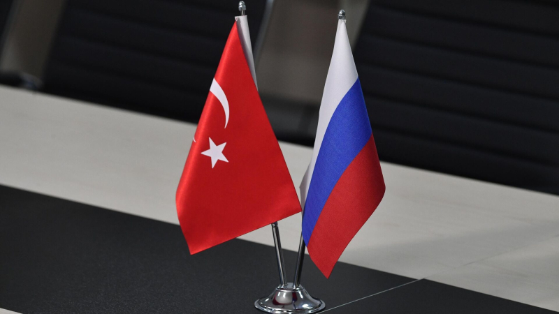 Государственные флаги России и Турции