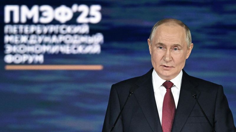 Президент РФ Владимир Путин на пленарном заседании XXVIII Петербургского международного экономического форума