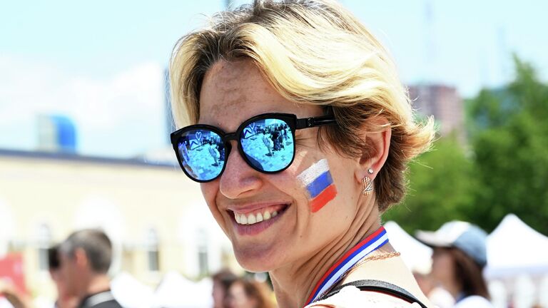 Празднование дня России на набережной Спортивной гавани во Владивостоке