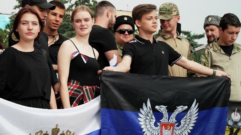 Празднование Дня Празднование Дня России на площади Ленина в Мариуполе
