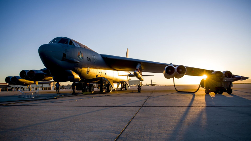 Стратегический бомбардировщик ВВС США B-52H Stratofortress 