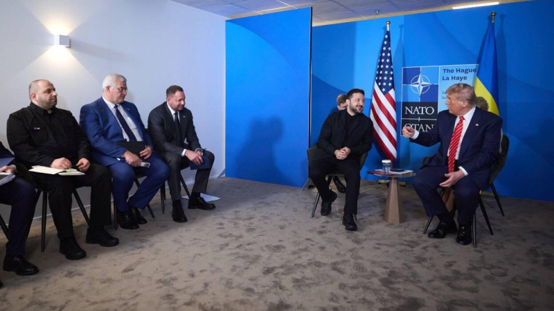 Дональд Трамп и Владимир Зеленский во время встречи на саммите НАТО в Гааге