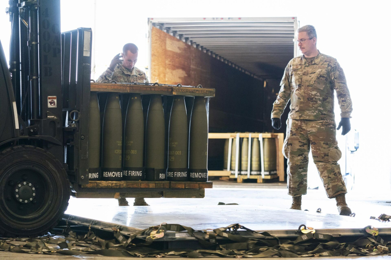 Погрузка военной помощи для Украины на авиабазе Довер, США