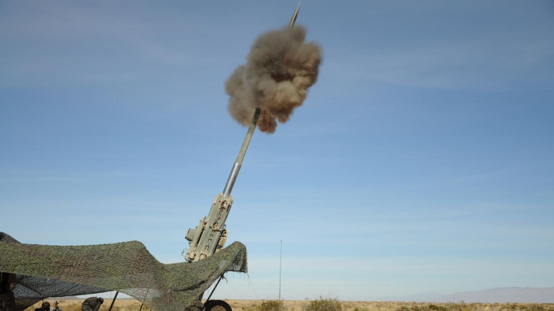 Запуск M982 Excalibur 155 мм из ствола гаубицы M777