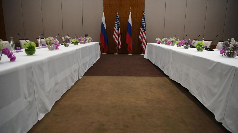 Флаги России и США