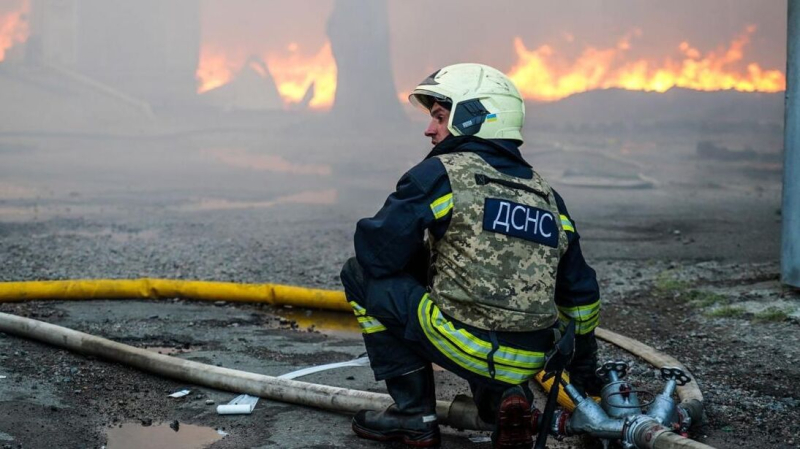Украинские пожарные на месте взрыва