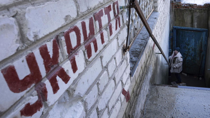 Женщина спускается в бомбоубежище во время воздушной тревоги на Украине 