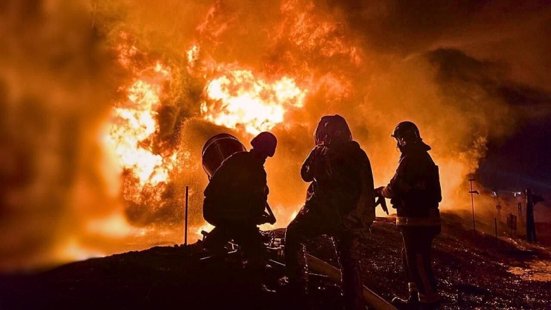 Сотрудники пожарной службы Украины во время тушения пожара