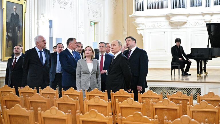Президент России Владимир Путин осматривает зал в Санкт-Петербургской государственной консерватории имени Н. А. Римского-Корсакова