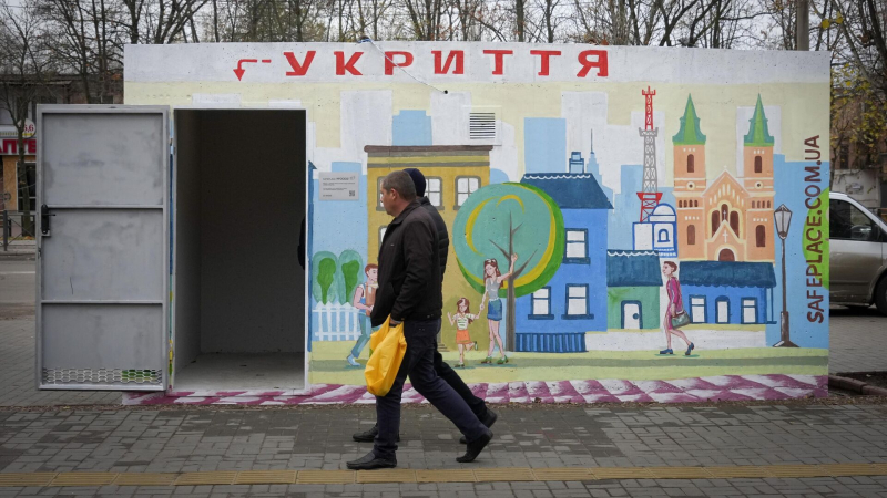 Люди у бетонного укрытия в одном из украинских городов
