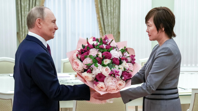 Президент РФ Владимир Путин и вдова бывшего премьер-министра Японии Синдзо Абэ Акиэ Абэ