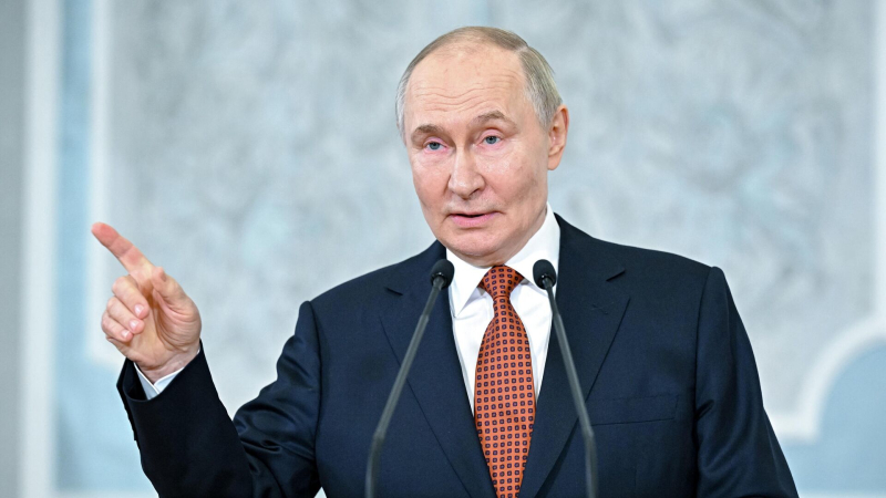 Президент РФ Владимир Путин во время пресс-подхода по итогам заседания Высшего Евразийский экономического совета в расширенном составе в Минске