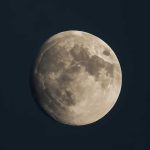 Лунный гравий свет и тело человека