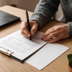 Картины и фотографии в комнате: точная композиция без визуального шума