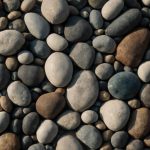 Декор галькой в доме и саду без случайных решений