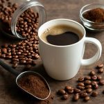 Парадокс кофеина: почему чашка бодрит не всегда, а сонливость приходит быстрее