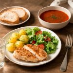 Почему стук ложки тревожил за столом и зачем на хлеб сыпали соль