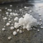 Белесые кристаллы на старом бетоне после оттепели и их причины