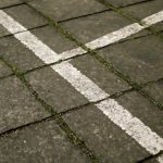 Белые полосы на старой садовой плитке и причины их появления
