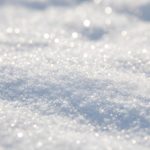 Почему снег искрится под светом