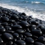 Откуда на морском берегу берутся гладкие чёрные камни