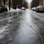 Почему на проводах все чаще замечают ледяные блинчики