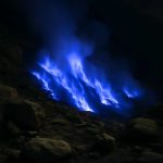 Почему на вулканах вспыхивают голубые черные племена