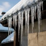 Почему после оттепели крыши обрастают гроздьями сосулек