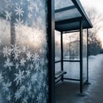 Почему стекла остановок покрываются инеевыми кристаллами