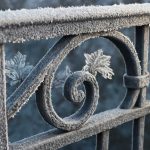 Почему утром на металлических перилах проступают инеевые узоры
