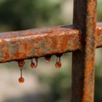 Почему после дождя на металлических ограждениях выступает ржавчина