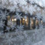 Почему после мороза на витринах проступают кристаллы льда