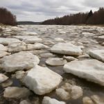 Ледяные валы на озёрах выходят на берег всё чаще
