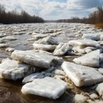 Почему на реках стали чаще видеть ледяные цунами