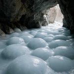 Почему зимой в пещерах вырастают ледяные корки