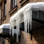 Почему на краях металлических козырьков вырастают ледяные наросты