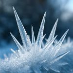 Почему ледяные шипы на озёрах замечают чаще
