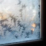 Как на окнах вырастают ледяные цветы