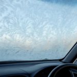Почему на лобовом стекле машины возникают ледяные узоры